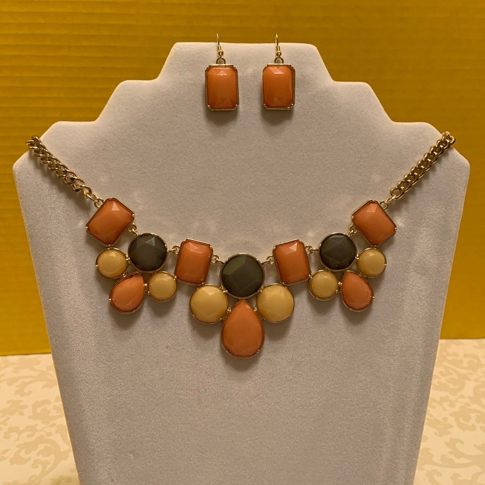 Statement jewelry in green/yellow/orange